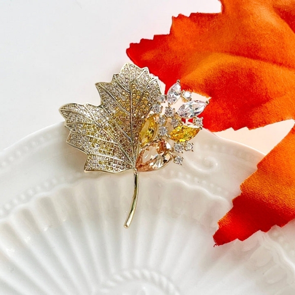 Elegant Gold Leaf Brooch with Multicolor Accents - Picture 2 of 3